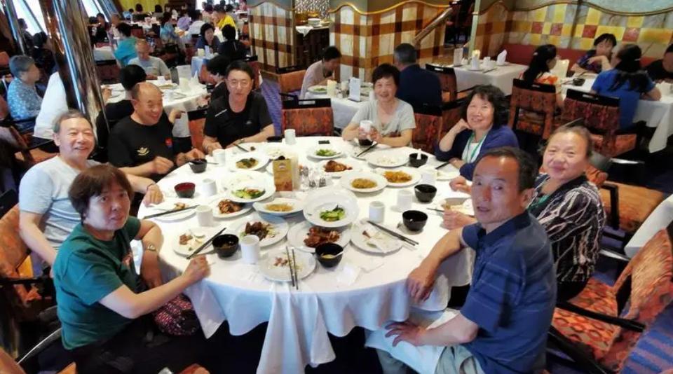 40位同学三亚聚会，游轮上摆宴席，20道贵菜10瓶茅台，账单50万