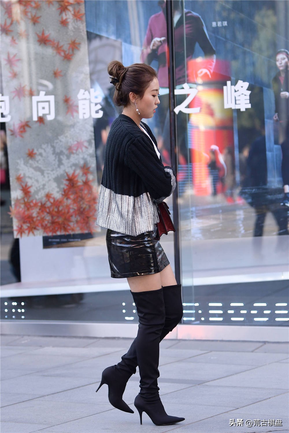 黑色长款过膝靴怎么搭配秋冬裙子,粗跟漆皮过膝靴