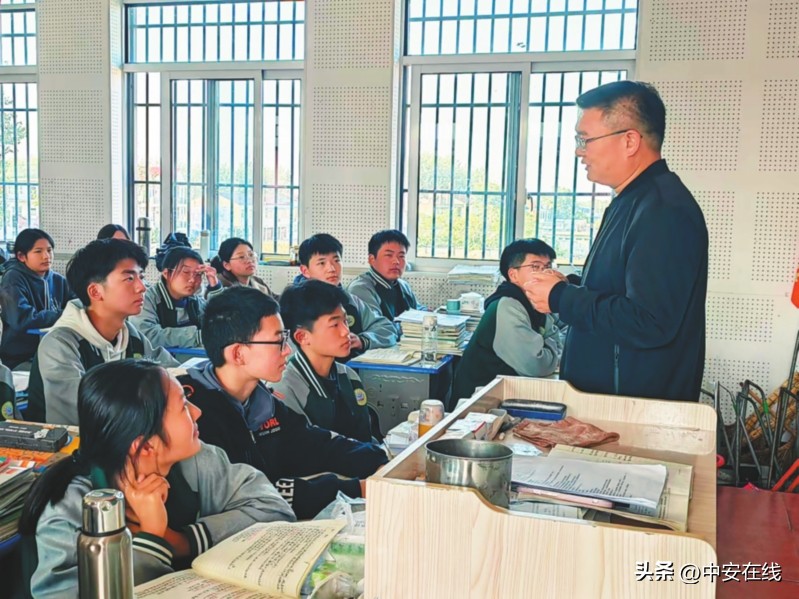 李之体：甘为“红烛”爱润桃李