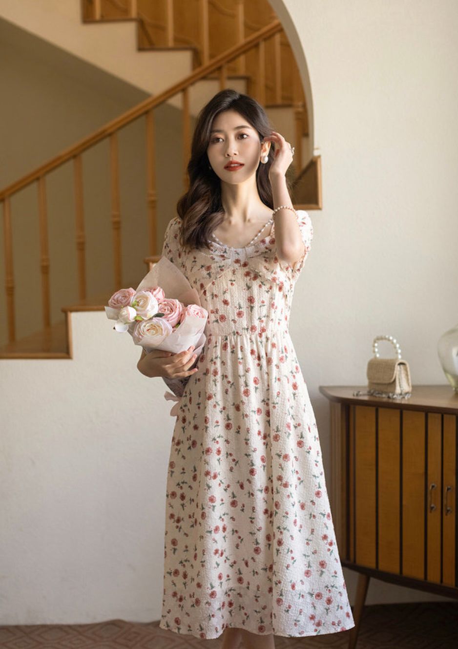 日常穿衣搭配波点裙,潮流穿搭黑色连衣裙这样穿很显白