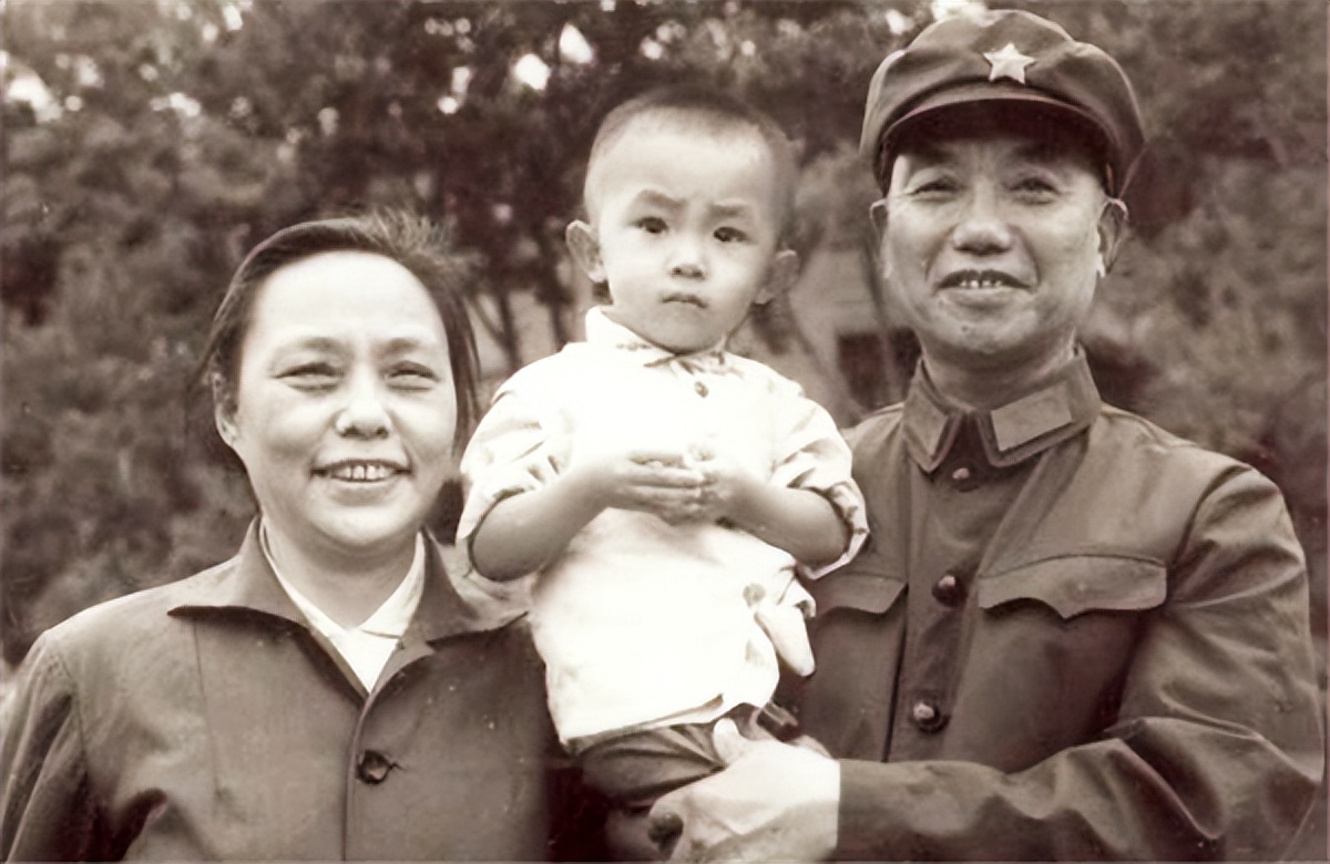 八路军6个师长唯独他没有成为元帅，晚年担任副主席，儿子是将军