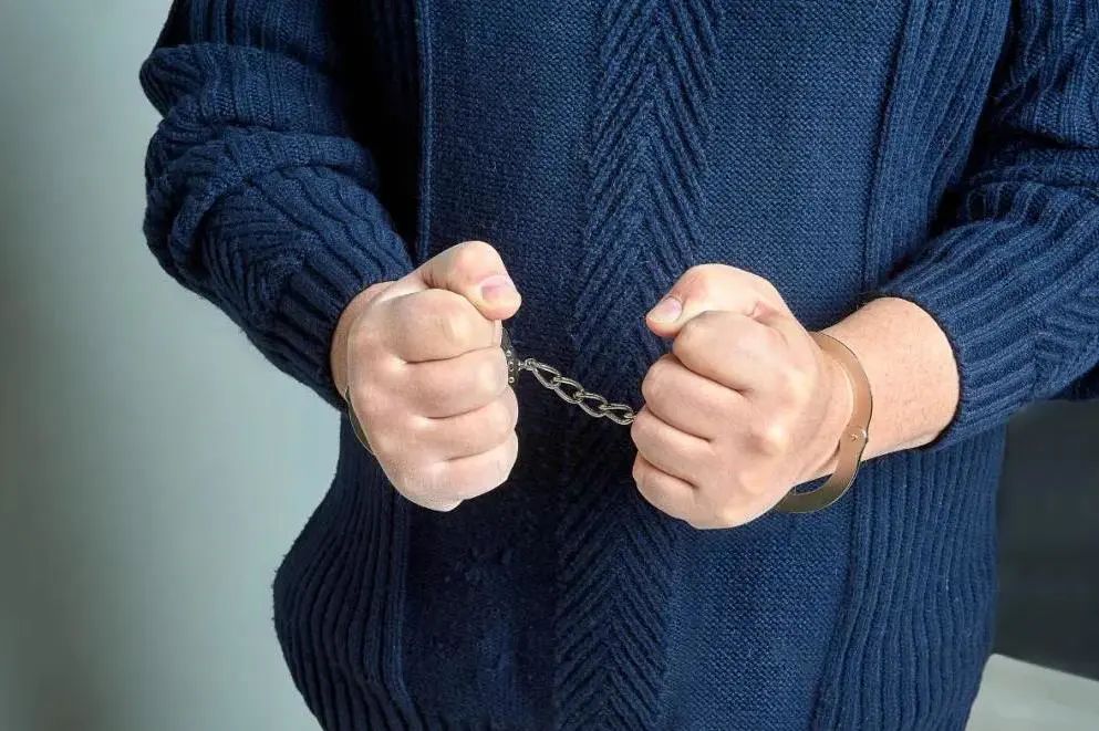 两男子“唱双簧”，掉包“华子”进班房