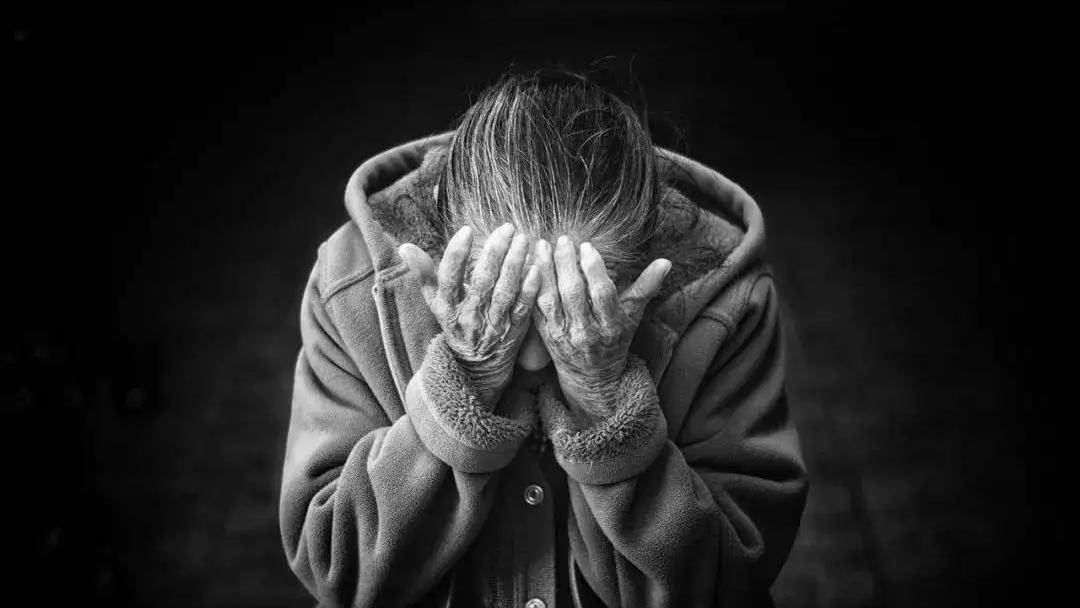 为什么夜晚睡觉嘴巴干,为什么晚上睡觉嘴巴总是发干