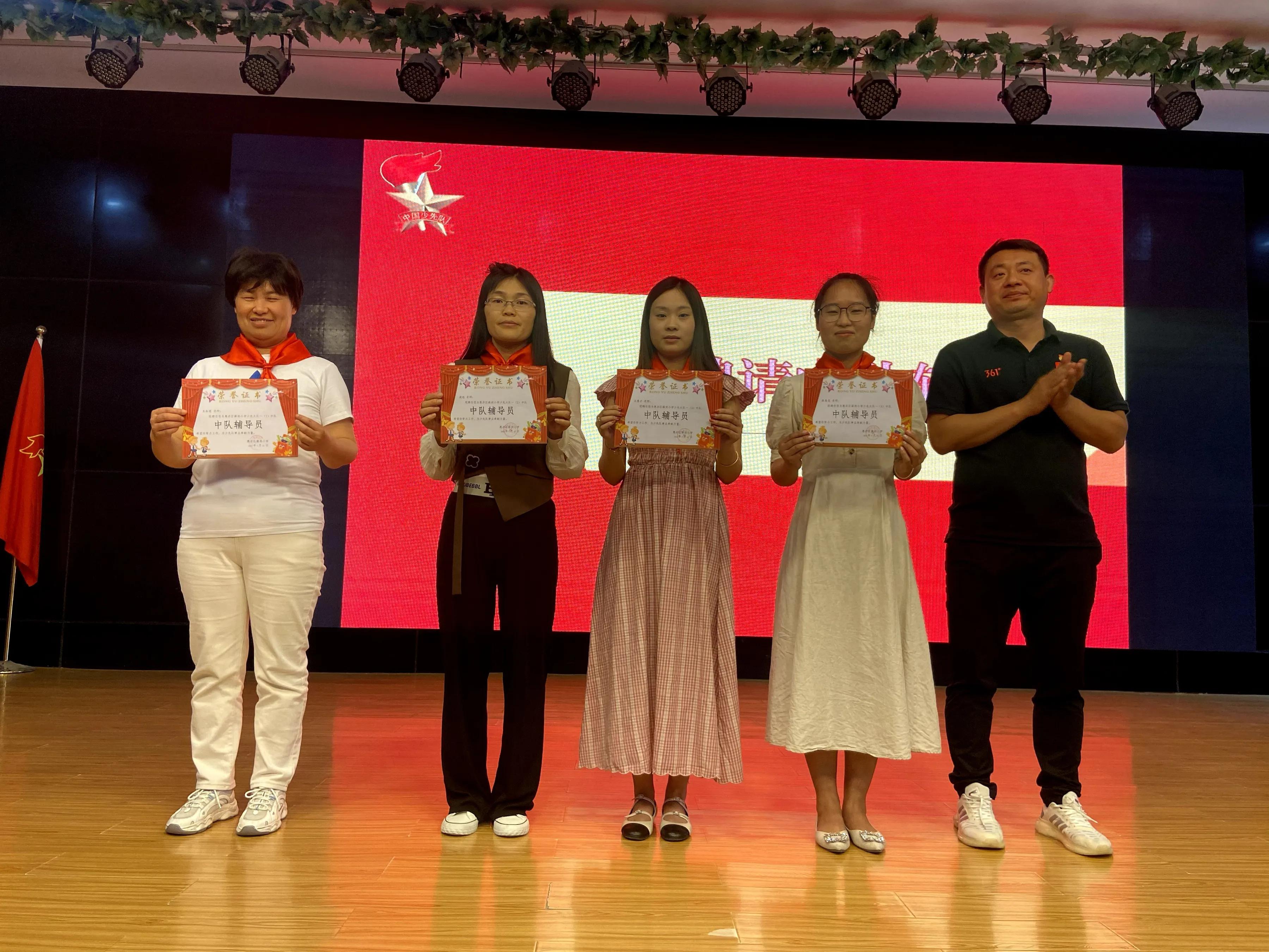 魏风路小学新队员入队仪式,红领巾心向党一年级入队仪式简报