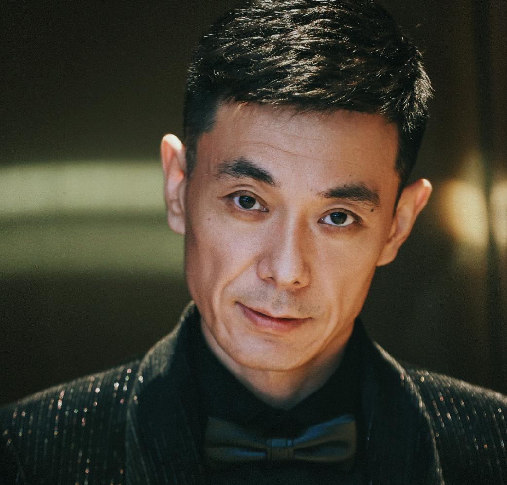 《后浪》补过头的朱老板扮演者，曾做过10年警察，用演技征服观众