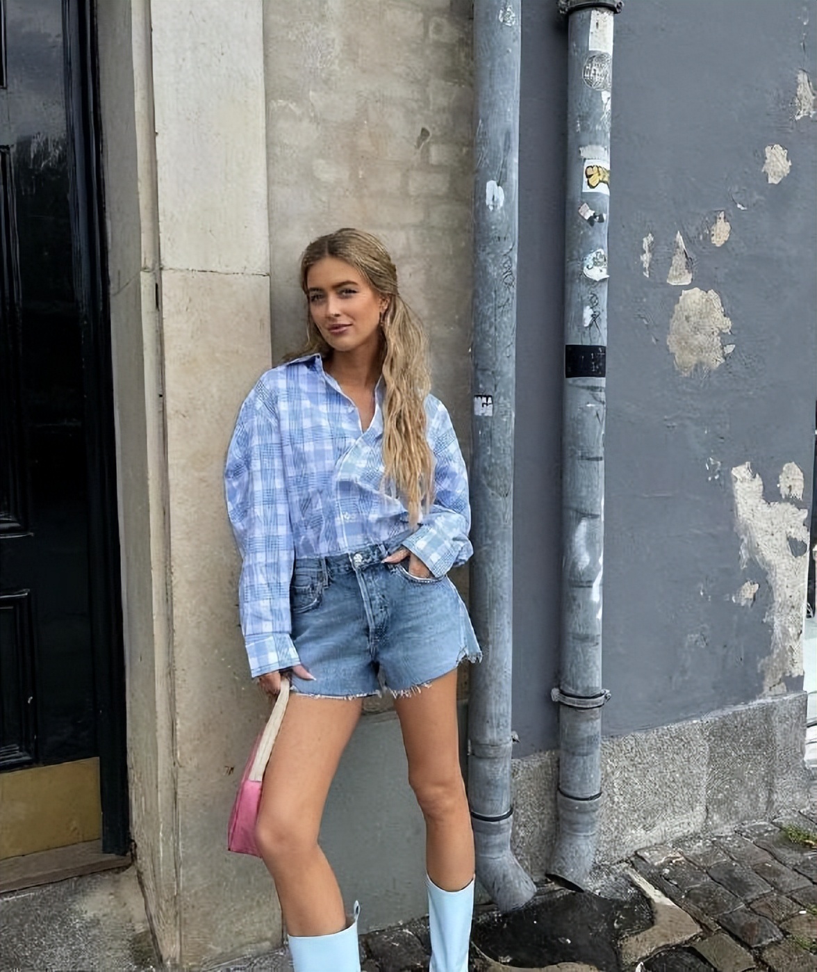 牛仔短裤会搭配才能穿出时尚风,欧美时尚博主牛仔短款穿搭