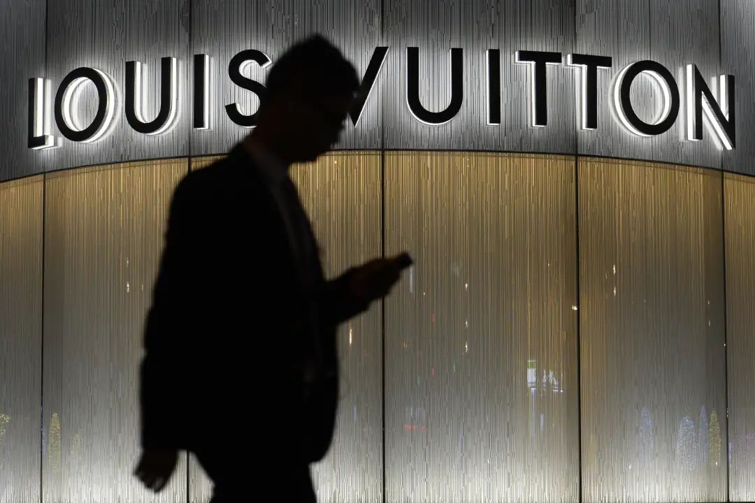 英国零售巨头再次增持HugoBoss；杭州大厦店庆销售额创新高…