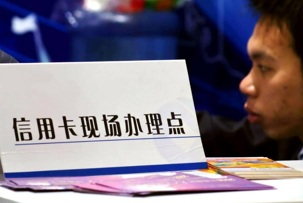 男子入狱前欠银行20万三年变120万,男子欠银行3.1万元13年后欠40万