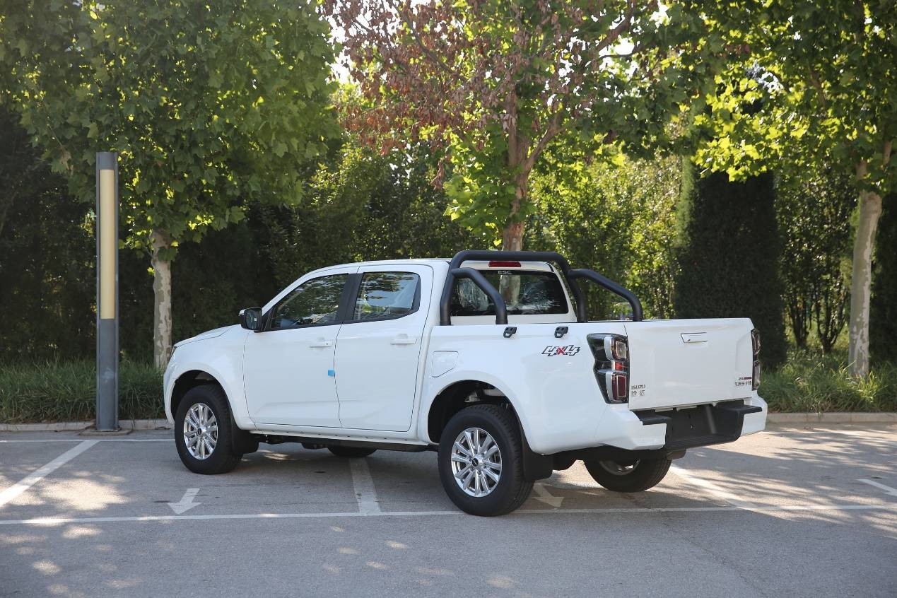 五十铃皮卡铃拓和d-max外观区别,五十铃皮卡铃拓2.5t四驱手动测试