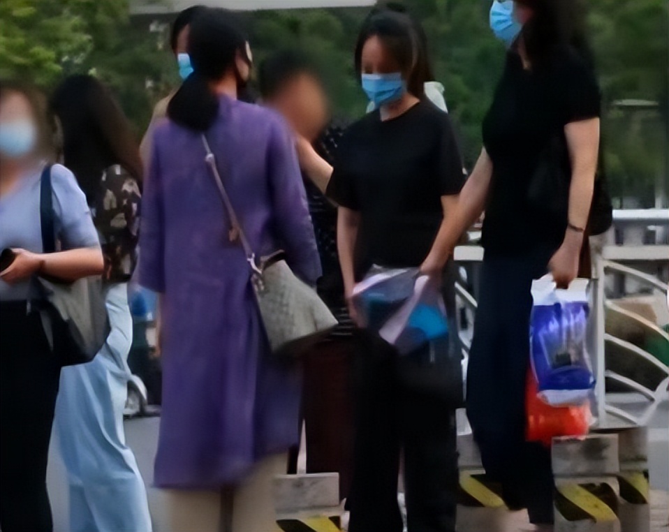 到底打了谁的脸？抑郁症少女被母亲当街怒骂：不愁吃喝你装什么装