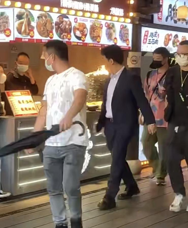 黄渤穿西装帅照,黄渤参加蹭饭真人秀