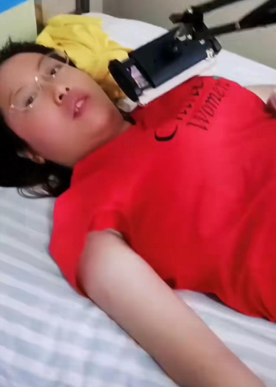 她34岁,全身瘫痪,用舌尖打字做电商,挣钱养活自己和聋哑母亲
