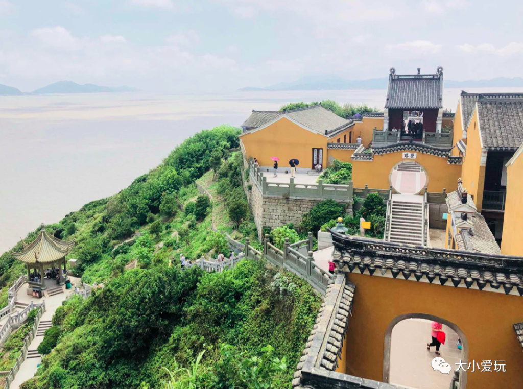 这座颜值逆天的“千岛之城”坐拥金沙白浪，还有机会偶遇荧光海哦