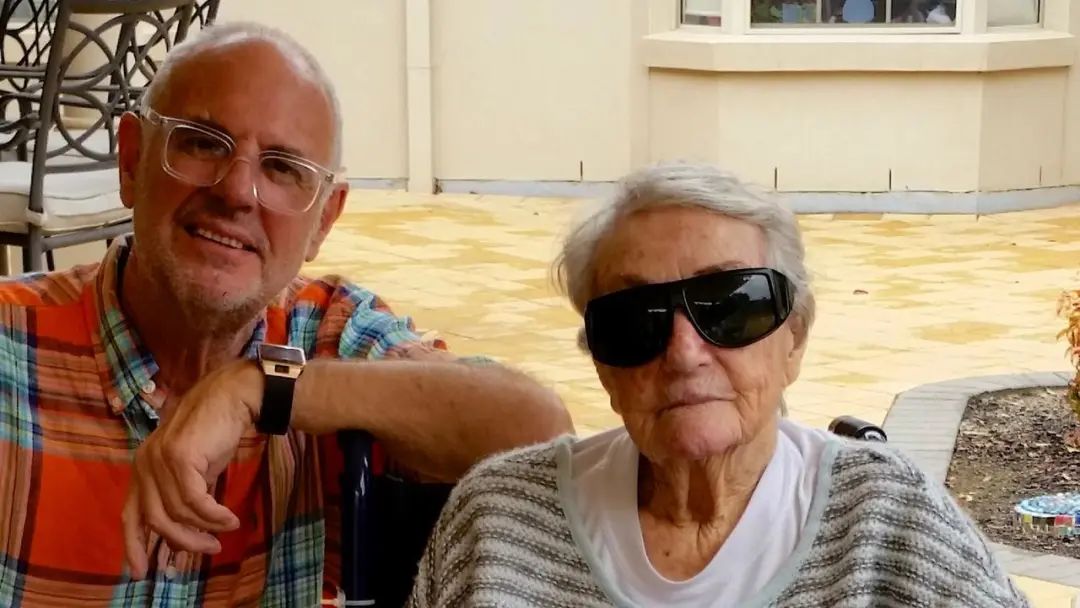 他设计了一个安乐死舱，30秒一键去世，能搬到任何地方