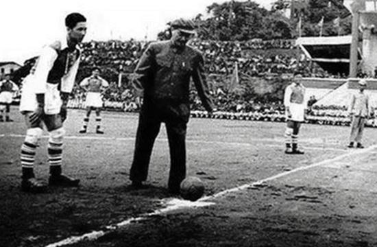 1960年中国足球开始走下坡路，贺龙下令解散国足：到部队整顿作风