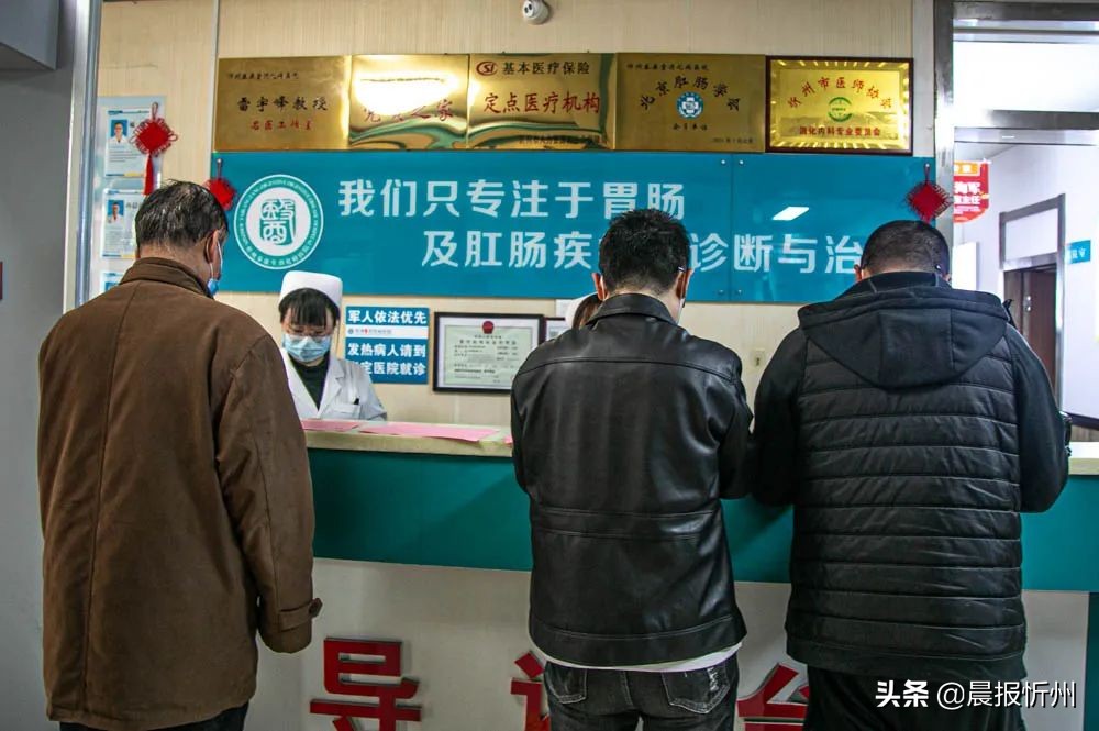 为抗疫一线医护人员送去关爱,为一线防疫人员免费治疗