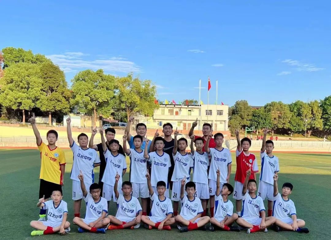 江北中学足球队在2023北碚区校园足球联赛中再夺中学组冠军