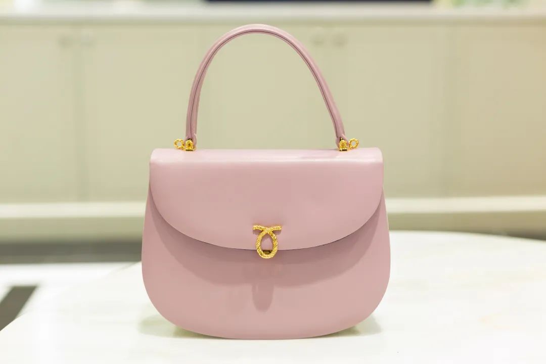 英国女王背爱马仕,英国女王背的香奈儿包包