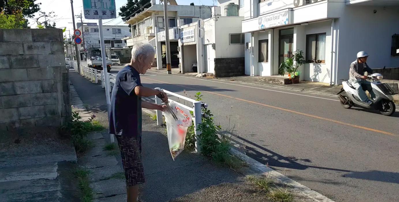 73岁日本大爷荒岛生活,日本老人裸居海岛