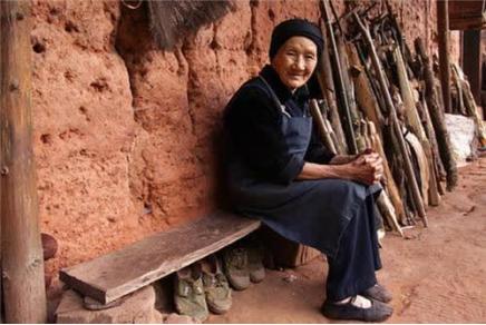 那个带着妻子隐居山林，徒手凿出爱情天梯的男人，已经去世15年了