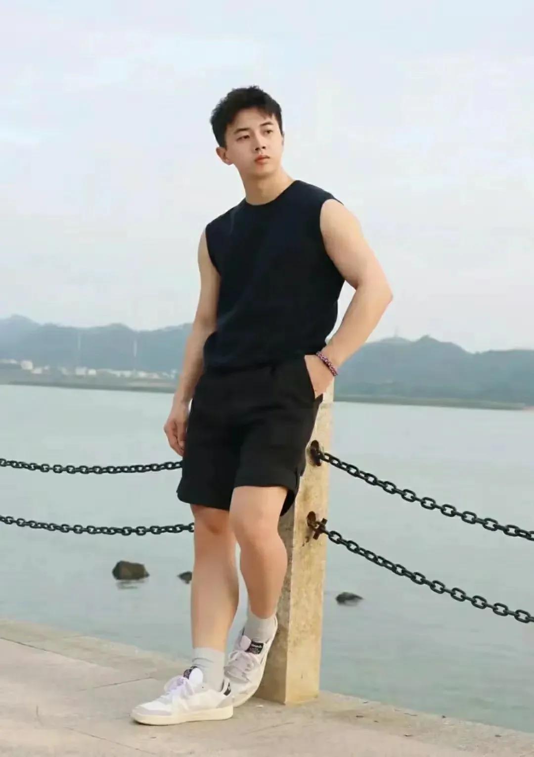 体育老师帅气秀肌肉,帅气年轻体育老师肌肉