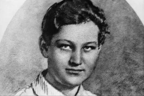 她是谁？遭德军332团折磨牺牲，斯大林震怒下令为其*仇报**，战争片