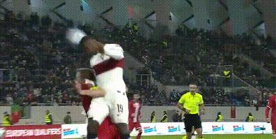 c罗被空气绊倒,c罗被绊倒站起来叉腰