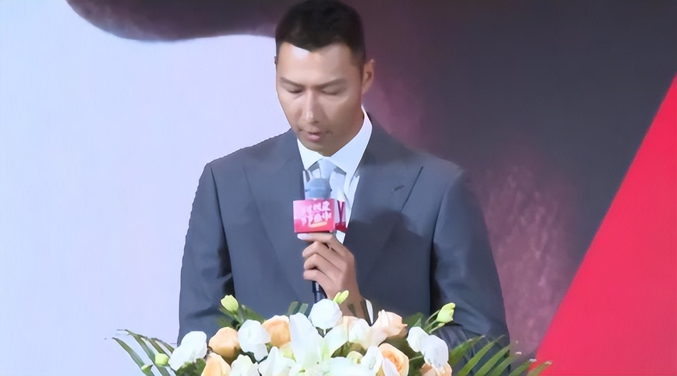 易建联退役致辞发；言感谢姚明并且，还收到姚主席一份退役礼物。