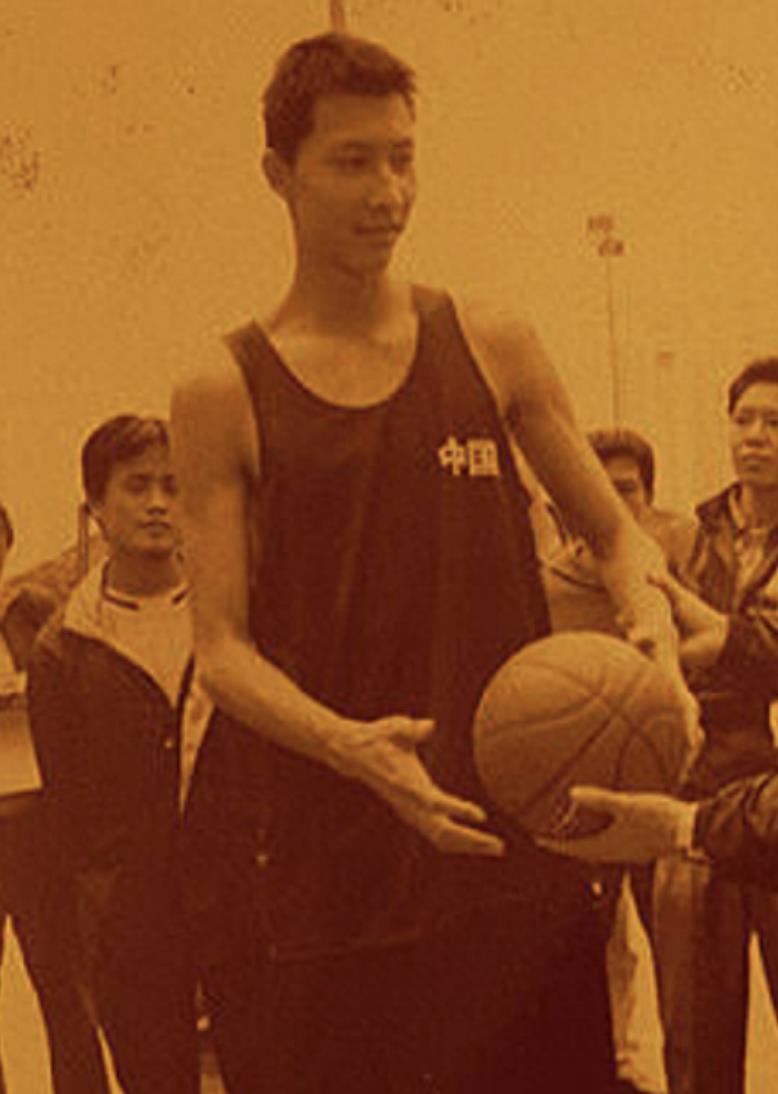 易建联成人生赢家娶巴西宝贝,易建联身价上亿迎娶巴西宝贝