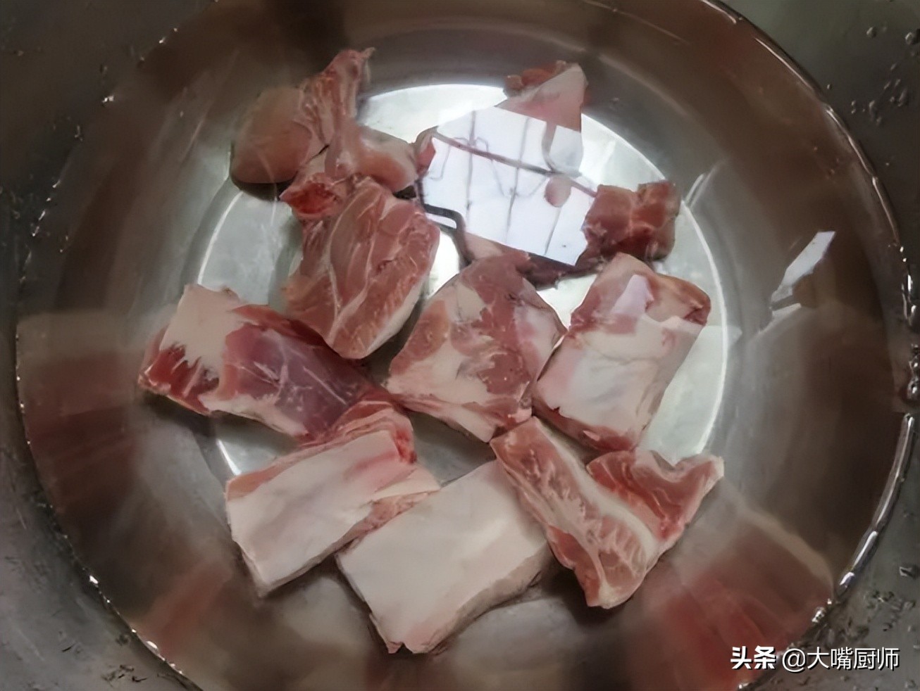 排骨直接焯水，难怪又腥又柴！记住3步，不管咋做都鲜嫩，香喷喷