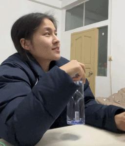 顶腮、挑眉、摸鼻子…全网美女都在模仿“普信男”，细节太到位！