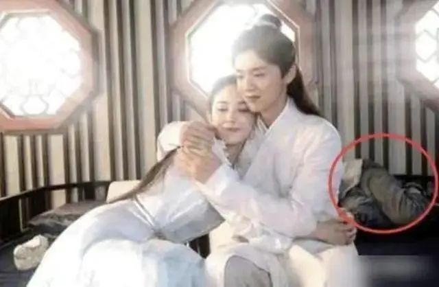 洒枸杞假装喷血、演尸体玩手机，这些穿帮镜头好敷衍，个个离谱