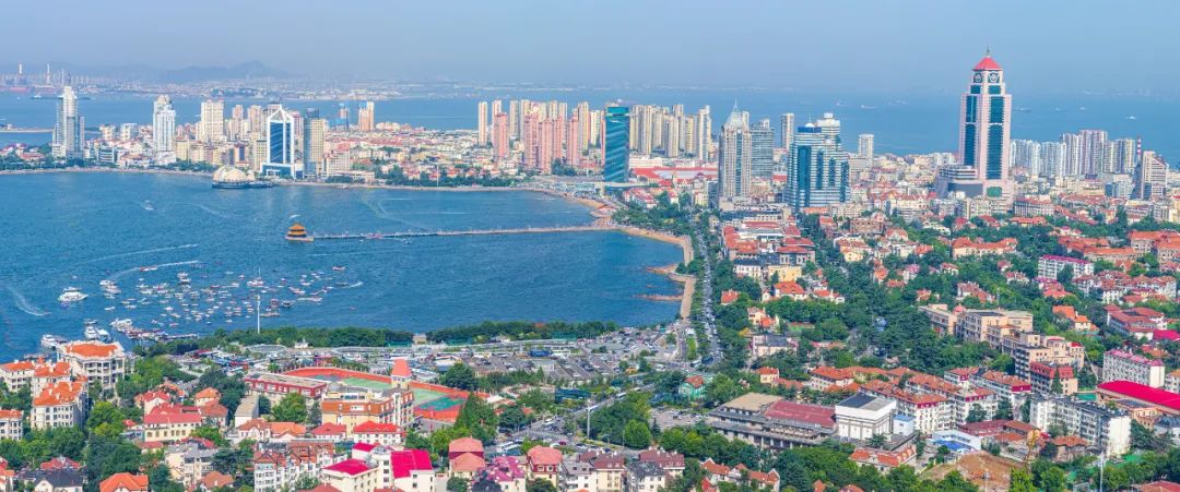 270°观海的环幕飘窗前，市南进入了海景房的新时代