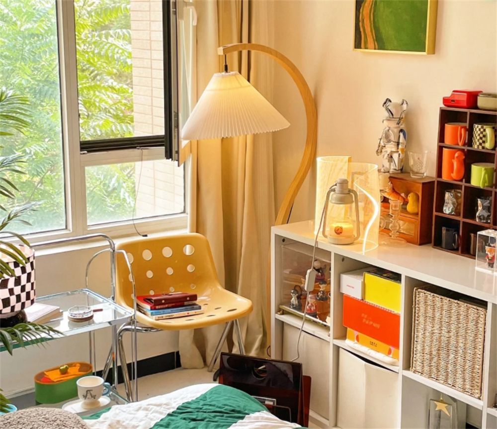 北京姑娘晒15㎡“极繁”卧室,东西虽多虽杂却乱中有序,太喜欢了