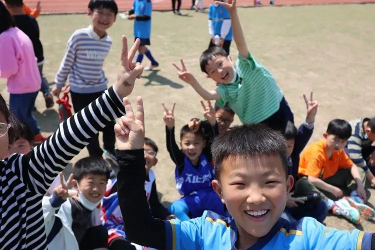 足球点燃梦想激情挥洒青春,小学校长杯足球赛的精彩瞬间