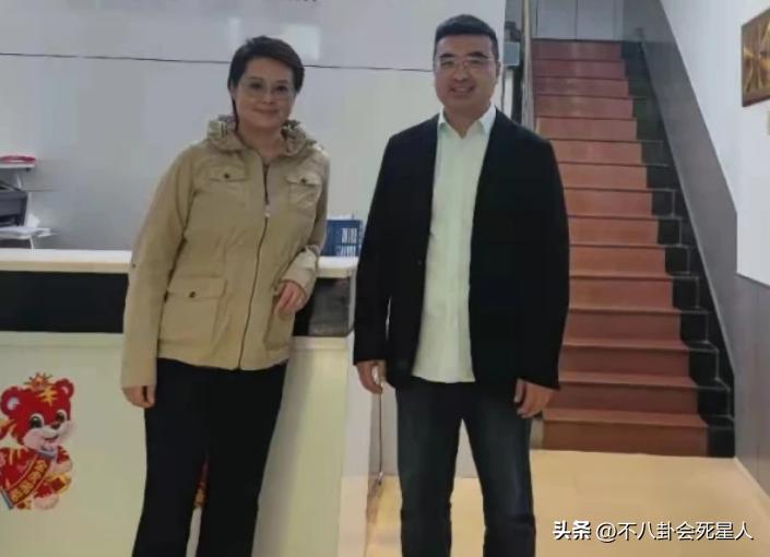 5岁袁立素颜近照曝光露双下巴脸,45岁袁立素颜照曝光