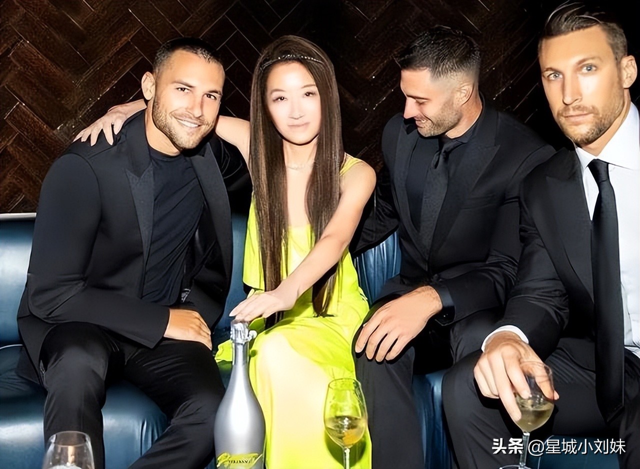 “婚纱女王”王微微73岁生日宴,秀美腿亮腹肌,身材似少女