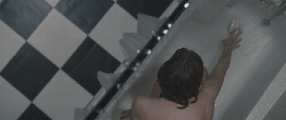 色曦皇后真的美！洗澡！捡肥皂！电影《破坏欲》