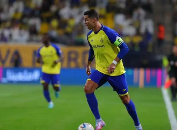 同意加盟！恭喜C罗！年薪涨5倍，28岁正巅峰，锋线华丽升级冲亚冠