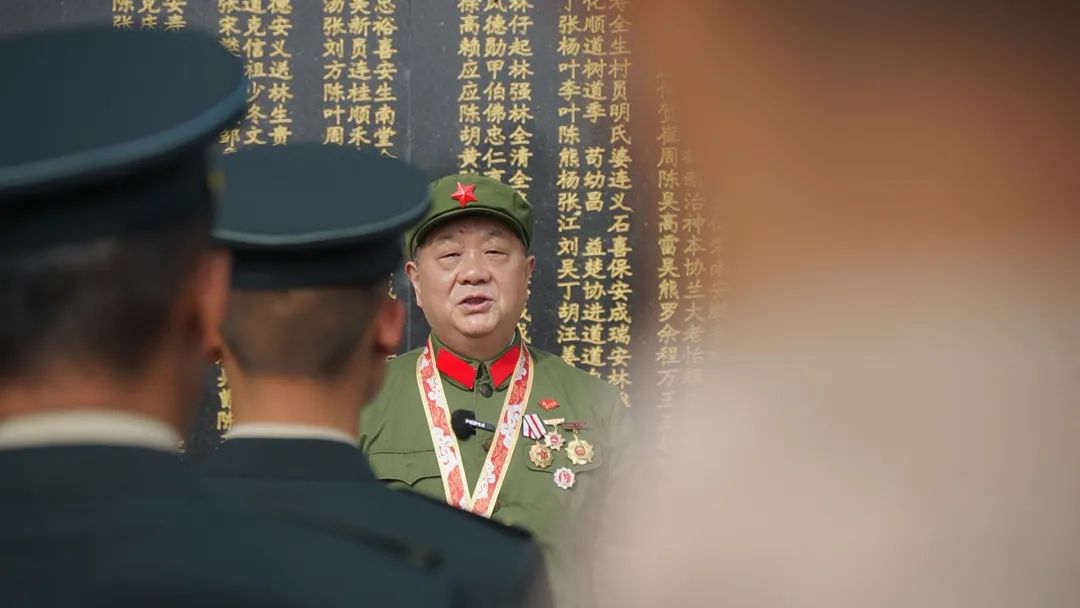 解放军清明缅怀红军先烈活动,清明祭奠革命先烈解放军鸣枪