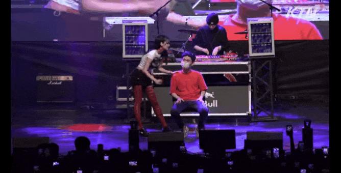 舞台上舔手摸*体下**…韩国人气女爱豆校庆表演被骂不堪入目？