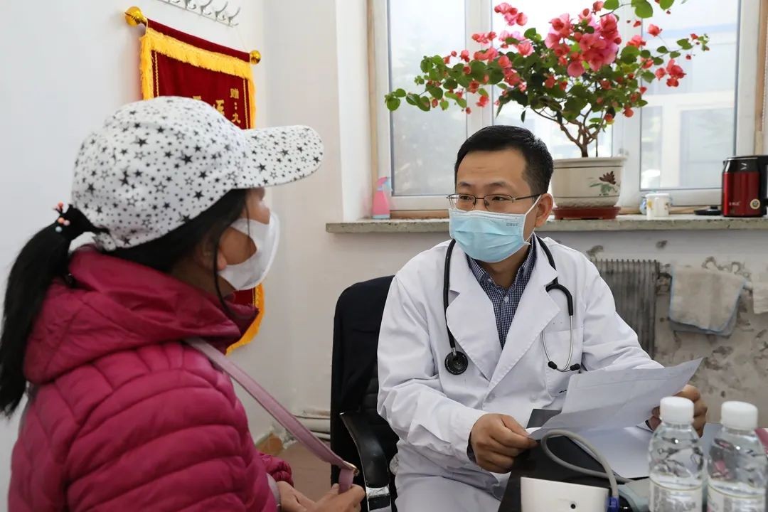 扶贫助困献爱心专家义诊送健康,帮扶义诊进基层健康服务暖人心