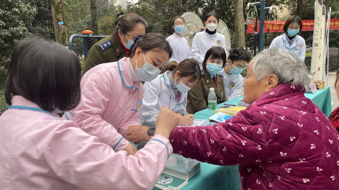 骑士医院白衣天使“化身”雷锋深入社区送健康