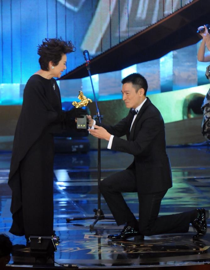 红了不忘本，三*下跪次**报答恩情，天秤座的他手上戴百元表让人心疼