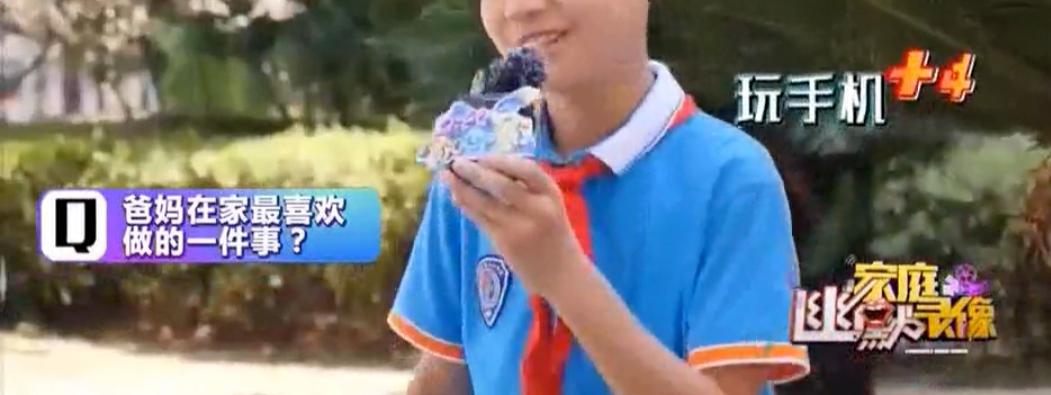 男子沉迷游戏暴打父母,男孩少年沉迷手机游戏暴力打妈妈