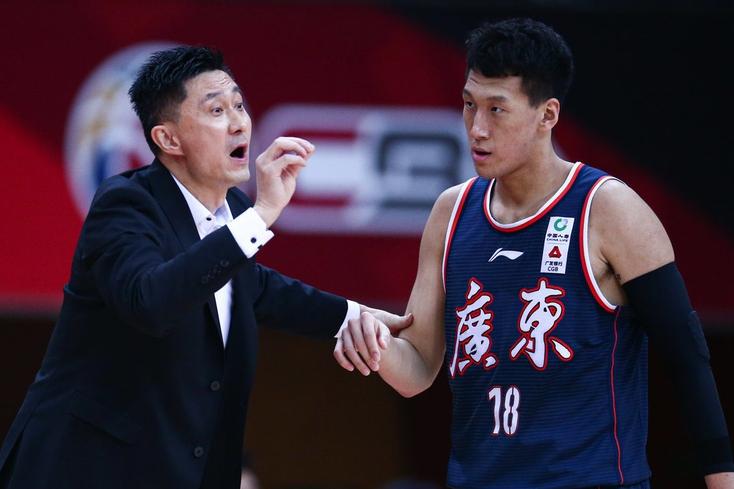 广东宏远止步半决赛赵睿拥抱杜锋,赵睿缺席辽粤大战