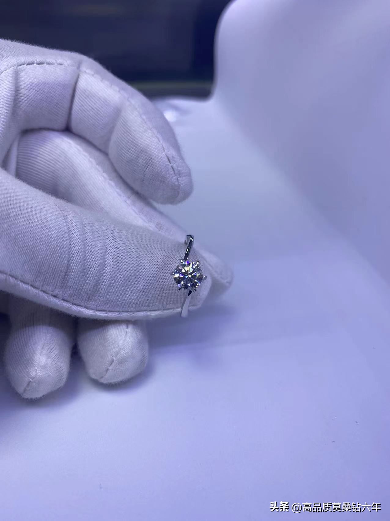 金锆石金莫桑钻的区别,锆石钻跟莫桑钻有什么区别