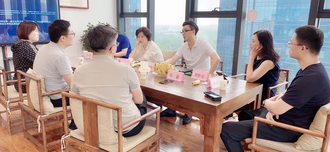 今日热门小黄鸭,小黄鸭正能量每日更新