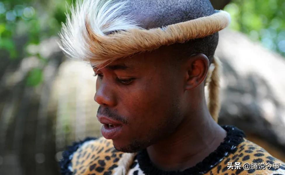 黑奴贸易时,为何白人要把黑人的衣服扒个精光,连遮羞布也不给?