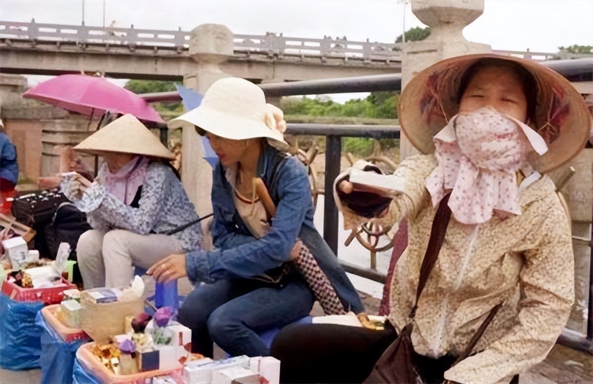 越南路边上成捆的人民币,越南大街上为何摆放成堆人民币